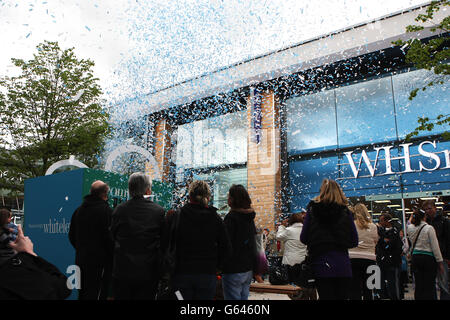 Apertura del centro commerciale Whiteley Village. Le persone si riuniscono per l'apertura del Whiteley Village Shopping Center Foto Stock