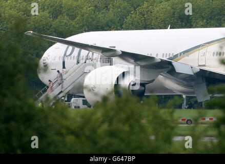 I passeggeri sbarcano sul volo Pakistan International Airlines PK709 diretto a Manchester da Lahore, all'aeroporto di Stansted, Essex, dopo che l'aereo è stato deviato a seguito di un incidente a bordo. Foto Stock