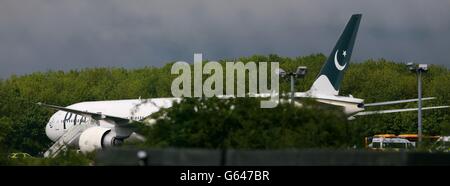 I passeggeri sbarcano sul volo Pakistan International Airlines PK709 diretto a Manchester da Lahore, all'aeroporto di Stansted, Essex, dopo che l'aereo è stato deviato a seguito di un incidente a bordo. Foto Stock