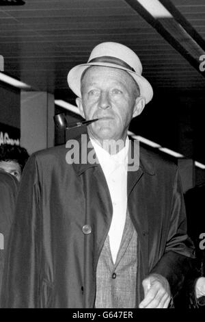 Il crooner di Hollywood Bing Crosby, noto ai suoi amici come Old Groaner, arriva all'aeroporto di Heathrow da New York. Foto Stock