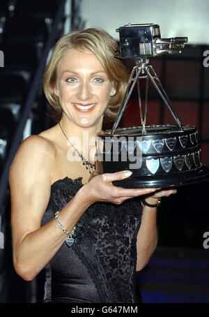 L'atleta Paula Radcliffe detiene il BBC Sports Personality of the Year Award presso il BBC TV Center di Wood Lane, a ovest di Londra. Foto Stock