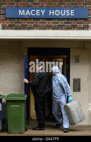 I REDATTORI NOTA FACCIA DI POLIZIA FORENSICS UFFICIALE PIXELATED DA PA PICTURE DESK. Un ufficiale di polizia forense rimuove le prove da un appartamento a Macey House, a Greenwich, nel sud-est di Londra, dove Michael Adebowale, 22 anni, è registrato come votante. Foto Stock