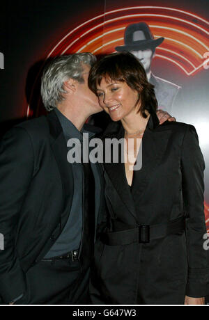 Richard Gere e sua moglie Carey Lowell arrivano al Warner West End di Londra per la prima inglese di Chicago. Foto Stock