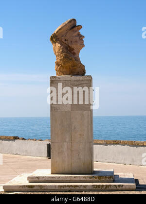 CADICE, SPAGNA - 13 MARZO 2016: Statua di Francisco José María del Sacro cuore di Gesù Alba Medina, meglio conosciuta come Paco Alba Foto Stock