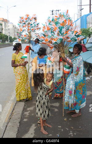 Le donne povere vendono bandiere indiano al popolo per celebrare il Giorno di indipendenza in India. Foto Stock