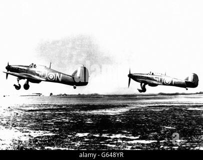 Due combattenti RAF Hawker Hurricane MK1 provenienti da RAF 79 Squadron decollo da RAF Hawkinge, Kent durante la battaglia di Gran Bretagna Foto Stock