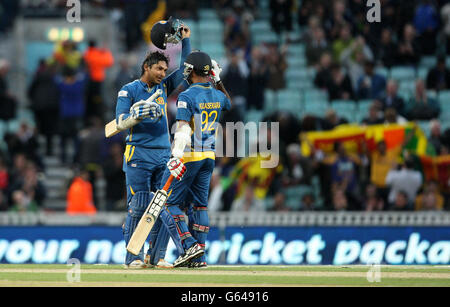 Kumar Sangakkara dello Sri Lanka (a sinistra) e Nuwan Kulasekera festeggiano la vittoria alla fine della partita del Trofeo ICC Champions al Kia Oval di Londra. Foto Stock