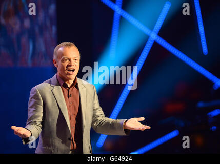 Ospitate Graham Norton durante le riprese dello spettacolo Graham Norton di questa settimana presso i London Studios, a Londra. Foto Stock