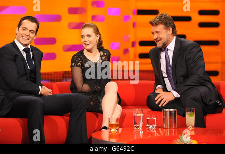 (Da sinistra a destra) Henry Cavill, Amy Adams e Russell Crowe durante le riprese dello spettacolo Graham Norton di questa settimana presso i London Studios, a Londra. Foto Stock