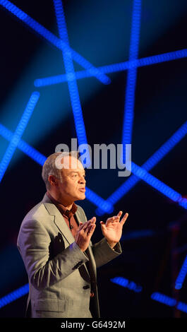 Ospitate Graham Norton durante le riprese dello spettacolo Graham Norton di questa settimana presso i London Studios, a Londra. Foto Stock