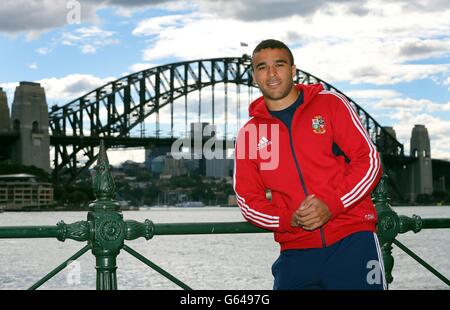 I Lions britannici e irlandesi Simon Zebo si pone per una foto a Sydney Harbour, Sydney, in Australia. Foto Stock