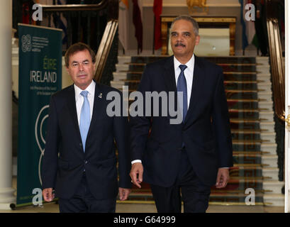 Il ministro irlandese della Giustizia Alan Shatter (a sinistra) saluta il procuratore generale degli Stati Uniti Eric Holder come funzionari UE e USA riuniti al Castello di Dublino per discutere di giustizia e affari interni. Foto Stock