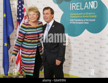 Il ministro irlandese della Giustizia Alan Shatter saluta Viviane Reding, Commissario UE per la Giustizia, la cittadinanza e i diritti fondamentali, in quanto funzionari UE e USA si riuniscono al Castello di Dublino per discutere di giustizia e affari interni. Foto Stock