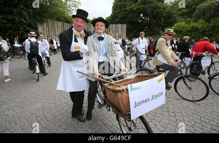 Grand Marshall Graham Wilkinson e Paul Kennedy (come James Joyce) partecipano oggi al 20° raduno annuale di Bloomsday Messenger Bike nel centro di Dublino. Foto Stock