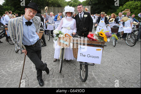 Bride e Grom Alfreda o'Brien e Ciaran Kavanagh e l'attore Paul Kennedy di James Joyce prendono parte al 20° raduno annuale di Bloomsday Messenger Bike nel centro di Dublino prima di legare il nodo oggi. Foto Stock