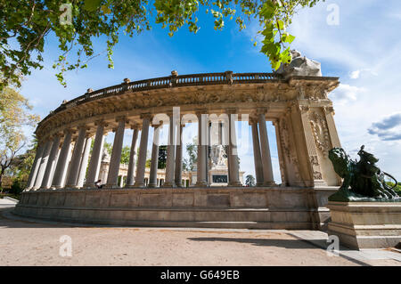 Dettaglio del monumento al re Alfonso XII, situato nel Parco del Retiro di Madrid, Spagna, 19 aprile 2015 Foto Stock