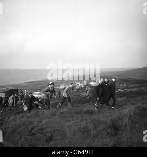 Gli ufficiali della polizia cercano Saddleworth Moor, vicino a Woodhead, con le vanghe e le pale mentre cercano le tombe nascoste dopo i rapporti i corpi possono essere in loro. Durante il fine settimana, il corpo di una ragazza di 10 anni, che era stata scomparsa dallo scorso Natale, è stato scoperto in una tomba poco profonda. Foto Stock