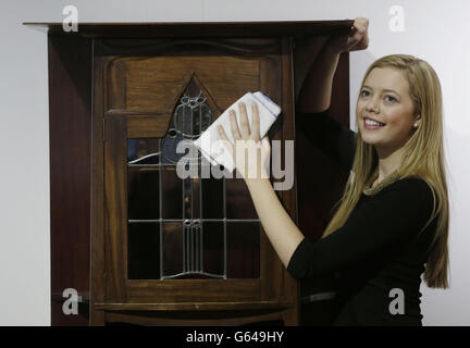 Charles Rennie Mackintosh cabinet di musica Foto Stock