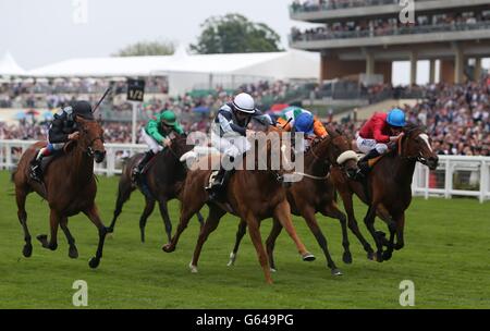 Duntle guidato da Wayne Lordan (centro) vince il duca di Cambridge Stakes davanti a Paul Hanagan sulla prima di Lady (seconda da destra) e Ryan Moore su Dank (destra) durante il secondo giorno del Royal Ascot Racecourse ad Ascot, Berkshire. Foto Stock