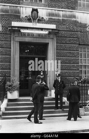 La polizia si trova all'ingresso della Lindo Wing presso il St Mary's Hospital di Paddington, dove la principessa del Galles si trova nelle prime fasi del lavoro con il suo secondo bambino. Foto Stock