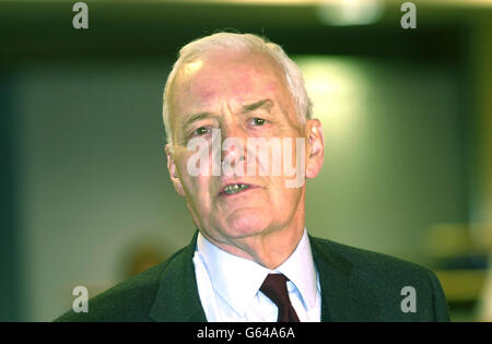 L'ex deputato laburista Tony Benn parla alla stampa quando arriva all'aeroporto di Heathrow, Londra, dopo aver incontrato ieri Saddam Hussein per due ore. * i due uomini discutono della possibile guerra, ma Benn si rifiutò di rivelare se Saddam sperava di evitare un attacco militare. Foto Stock