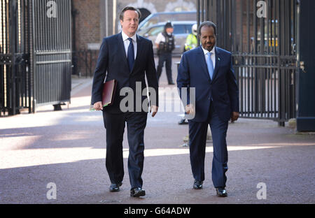 Il primo ministro David Cameron (a sinistra) arriva alla conferenza somala di Londra con il presidente somalo Hassan Sheikh Mohamud , in vista delle discussioni sul futuro del paese dell'Africa orientale. Foto Stock