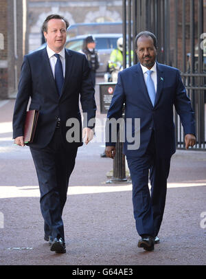 Il primo ministro David Cameron (a sinistra) arriva alla conferenza somala di Londra con il presidente somalo Hassan Sheikh Mohamud , in vista delle discussioni sul futuro del paese dell'Africa orientale. Foto Stock