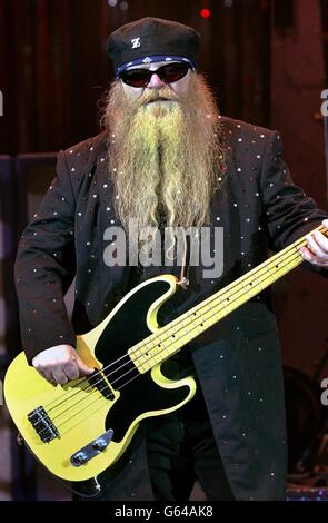 Dusty Hil della band rock americana, ZZ Top, in concerto al Carling Apollo di Hammersmith. Foto Stock