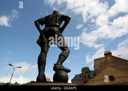 Calcio - Barclays Premier League - Fulham v Reading - Craven Cottage. La statua dell'ex giocatore Johnny Haynes fuori terra Foto Stock