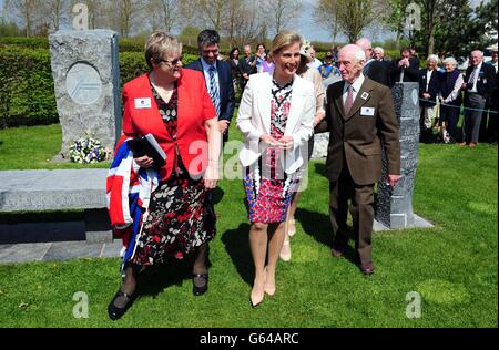 La contessa di Wessex con il designer Harry Parkes (a destra) e Joe Taylor Presidente del Memorial Committee dopo aver svelato un monumento commemorativo al National Arboretum Center di Alrewas, Staffordshire in onore dei Bevin Boys per ricordare le migliaia di uomini che hanno lavorato nelle miniere di carbone britanniche durante la seconda guerra mondiale. Foto Stock