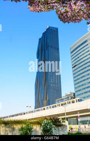 DC Tower 1 nella città sul Danubio , con edifici di uffici e Tech Gate, metropolitana linea 1, Wien, Vienna, Austria, Wien, 22. Foto Stock