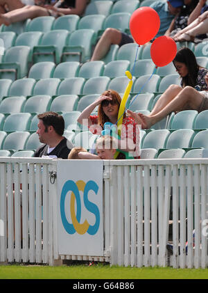 Gli spettatori si prendono posto negli stand del Family Day prima del gioco tra Surrey e Hampshire Royals'. Foto Stock