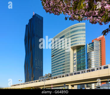 DC Tower 1 nella città sul Danubio , con edifici di uffici e Tech Gate, metropolitana linea 1, Wien, Vienna, Austria, Wien, 22. Foto Stock