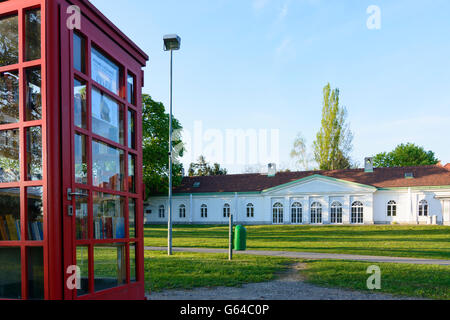 Castello Seyring con libro occasione di scambio in un rosso cabina telefonica, Gerasdorf bei Wien, Austria, Niederösterreich, Austri inferiore Foto Stock