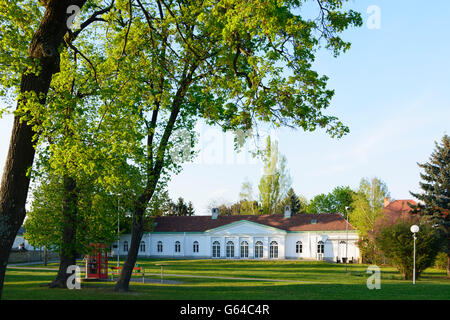 Castello Seyring con libro occasione di scambio in un rosso cabina telefonica, Gerasdorf bei Wien, Austria, Niederösterreich, Austri inferiore Foto Stock