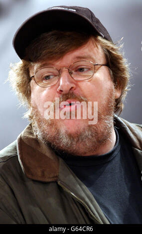 Michael Moore, regista e autore di film e documentari americani al Roundhouse Theatre di Londra, per una fotocellula per promuovere il suo nuovo spettacolo "Michael Moore Live!" * che è descritto come una piattaforma per l'espressione di opinioni rivoltanti sui sistemi politici e legislativi americani. Foto Stock