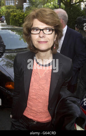 ALTERNATIVE CROP Vicky Pryce torna a casa sua a Clapham, Londra, dopo aver rilasciato dalla prigione dopo aver condannato due mesi di una condanna di otto mesi per aver pervertito il corso della giustizia prendendo punti di accelerazione per l'ex ministro del governo Huhne un decennio fa. Foto Stock