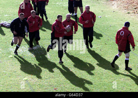 La squadra inglese durante la sessione di allenamento al Penny Hill Park Hotel Bagshot Surrey. Foto Stock