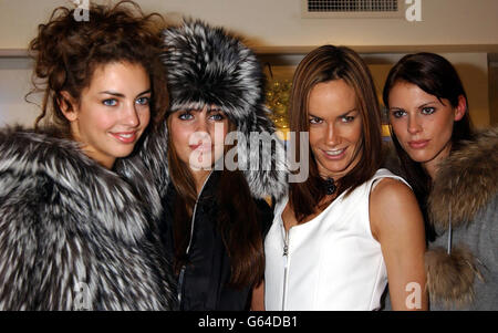 Socialita Tara Palmer-Tomkinson (3° a destra) con (da sinistra) Marina Hanbury, Rose Hanbury e Petrina Khashoggi, modella gli ultimi skiwear della Escada Sport presso il negozio Escada sulla Kings Road, a ovest di Londra. Foto Stock