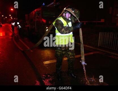 Un equipaggio di Green Goddess per le strade di Huntingdon mentre imballano le loro attrezzature via dopo aver messo fuori un fuoco di automobile, come il colpo di fuoco comincia. Foto Stock