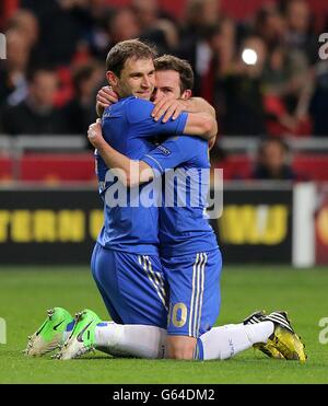 Branislav Ivanovic di Chelsea (a sinistra) e Juan Mata festeggiano dopo il fischio finale Foto Stock