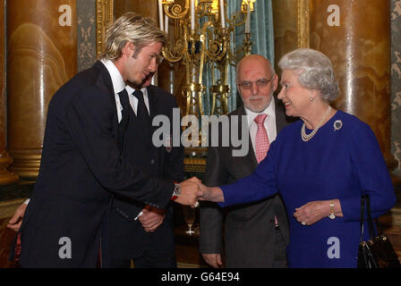 Incontro della Regina Elisabetta II dell'Inghilterra con il capitano nazionale di calcio David Beckham, (a sinistra) l'allenatore Sven-Goran Eriksson (seconda sinistra parzialmente nascosto) e il presidente della fa Geoffrey Thompson, durante un ricevimento per la Football Association tenutosi a Buckingham Palace. *..il 75-forte Inghilterra partito, compreso il personale di back-room così come i giocatori di alto profilo e la gestione, è arrivato al Palazzo in tre allenatori. Il ricevimento di bevande e tartine è stato organizzato nella Blue Drawing Room presso il Palace dove il presidente della fa Geoffrey Thompson, insieme al coach e capitano dell'Inghilterra, sono stati i primi ad incontrare Foto Stock