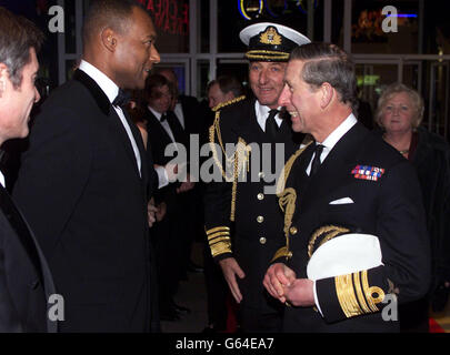 Il Principe del Galles nell'uniforme del suo vice ammiraglio incontra l'attore Colin Salmon prima di guardare una proiezione del nuovo film di James Bond "Die another Day", a Gunwharf Quays a Portsmouth. * il Principe ha partecipato all'evento benefico come presidente della Royal Naval Film Charity dopo aver assistito a una esibizione in stile 'Bond' ricca di azione della Royal Navy nelle vicinanze. Foto Stock