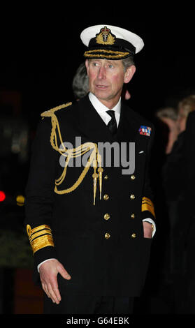 Il Principe del Galles nell'uniforme di Vice Ammiraglio, arriva per una proiezione del nuovo film di James Bond 'Die another Day' a Gunwharf Quays a Portsmouth. * il Principe ha partecipato all'evento benefico come presidente della Royal Naval Film Charity dopo aver assistito a una esibizione in stile 'Bond' ricca di azione della Royal Navy nelle vicinanze. Foto Stock