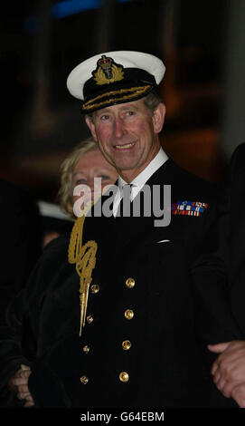 Il Principe del Galles nell'uniforme di Vice Ammiraglio, arriva per una proiezione del nuovo film di James Bond 'Die another Day' a Gunwharf Quays a Portsmouth. * il Principe ha partecipato all'evento benefico come presidente della Royal Naval Film Charity dopo aver assistito a una esibizione in stile 'Bond' ricca di azione della Royal Navy nelle vicinanze. Foto Stock