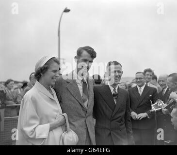 Alpinismo - Everest Expedition - Edmund Hillary con il fratello e la sorella - Aeroporto di Londra Foto Stock