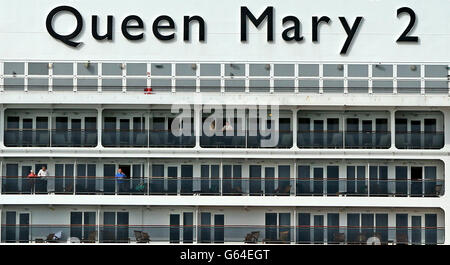 Uno dei più grandi del mondo navi oceaniche, la RMS Queen Mary II come si fa il suo maiden visita a Dun Laoghaire. Foto Stock