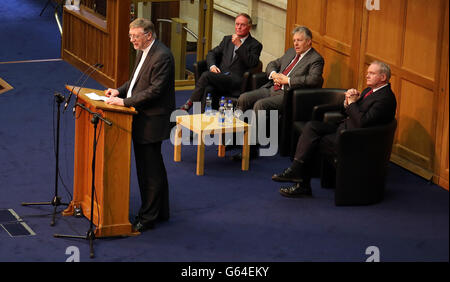 Il moderatore della Chiesa Presbiteriana in Irlanda il Dr Roy Patton, si rivolge agli ospiti con (da sinistra a destra) Chiesa Presbiteriana Convener John Hunter, primo Ministro Peter Robinson e vice primo Ministro Martin McGuinness presso gli edifici dell'Assemblea, in Church House, Belfast, che ha aperto un importante centro congressi. Foto Stock