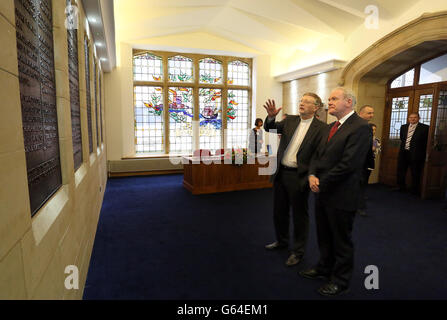 Il moderatore della Chiesa Presbiteriana in Irlanda il dottor Roy Patton mostra il vice primo ministro Martin McGuinness intorno agli edifici dell'Assemblea a Church House, Belfast, che ha aperto un importante centro conferenze. Foto Stock