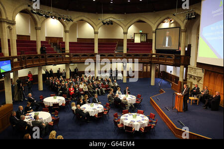Il moderatore della Chiesa Presbiteriana in Irlanda il Dr. Roy Patton, si rivolge agli ospiti con (da sinistra a destra) Chiesa Presbiteriana Convener John Hunter, primo Ministro Peter Robinson e vice primo Ministro Martin McGuinness presso gli edifici dell'Assemblea, in Church House, Belfast, che ha aperto un importante centro congressi. Foto Stock